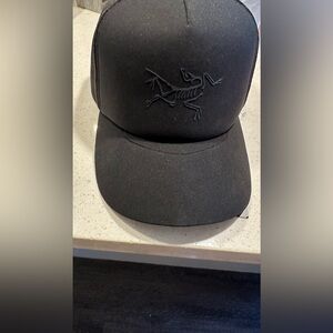 Arc’teryx Bird trucker curved hat. Brand new!